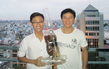 Hai chàng sinh viên với mô hình máy lọc nước bằng vỏ chai